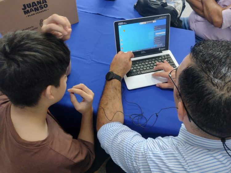 Policía formoseño adaptó una netbook al sistema Braille para un alumno no vidente