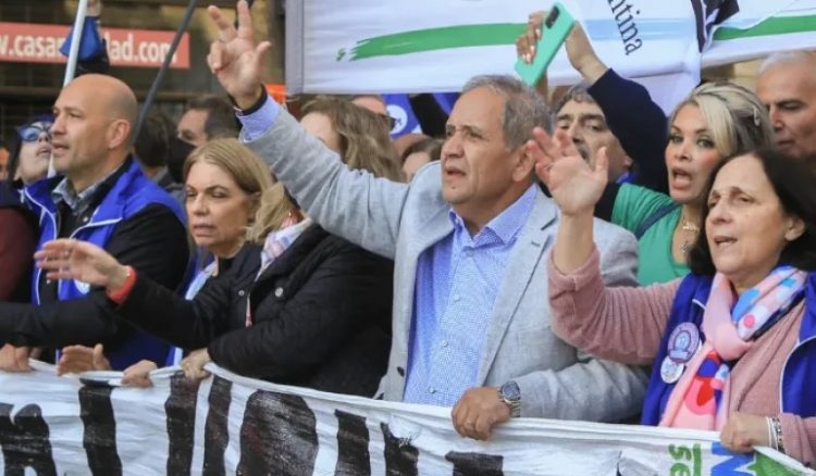 Los bancarios tendrán en diciembre un aumento del 40% y un sueldo mínimo de $700.000