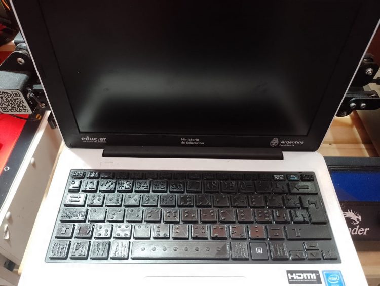 Policía formoseño adaptó una netbook al sistema Braille para un alumno no vidente