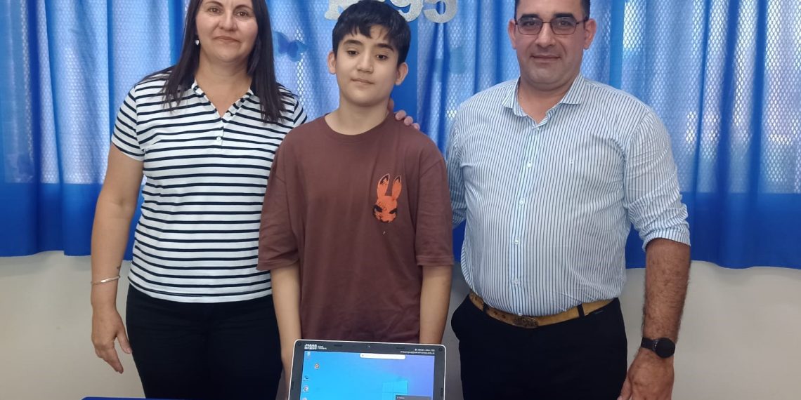 Policía formoseño adaptó una netbook al sistema Braille para un alumno no vidente