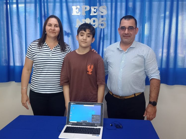 Policía formoseño adaptó una netbook al sistema Braille para un alumno no vidente