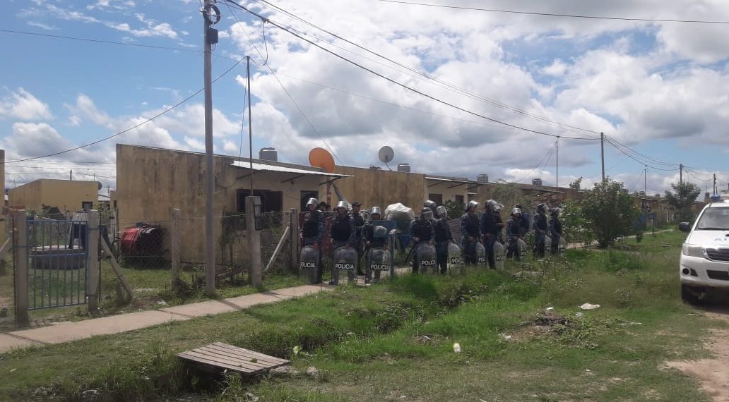 Disputa vecinal: una familia le incendió la casa a una mujer