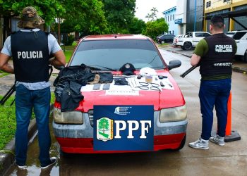 La Policía detuvo a tres asaltantes que se movían en un auto con armas de fuego, capuchas y precintos