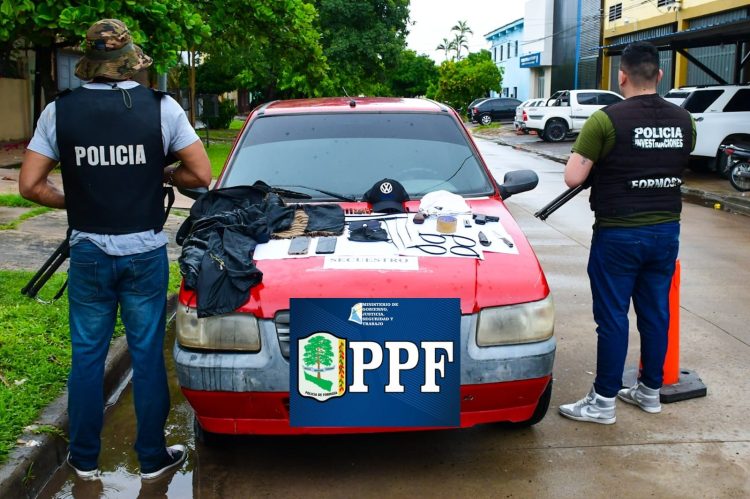 La Policía detuvo a tres asaltantes que se movían en un auto con armas de fuego, capuchas y precintos