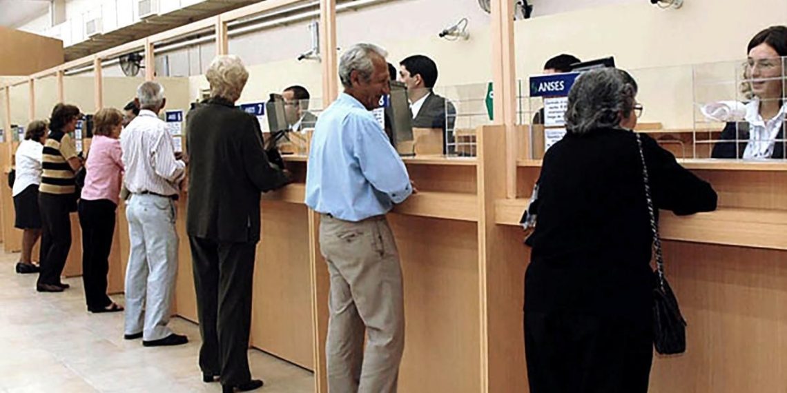 Oficializaron bono de $ 55.000 para jubilados que cobran la mínima y un aumento del 100% para AUH