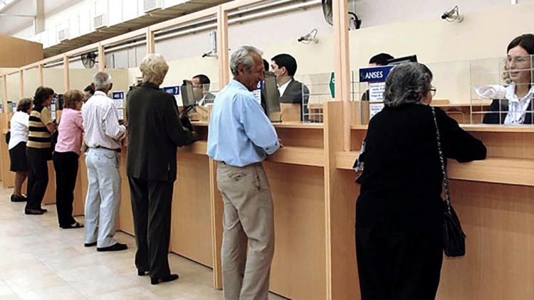 Oficializaron bono de $ 55.000 para jubilados que cobran la mínima y un aumento del 100% para AUH