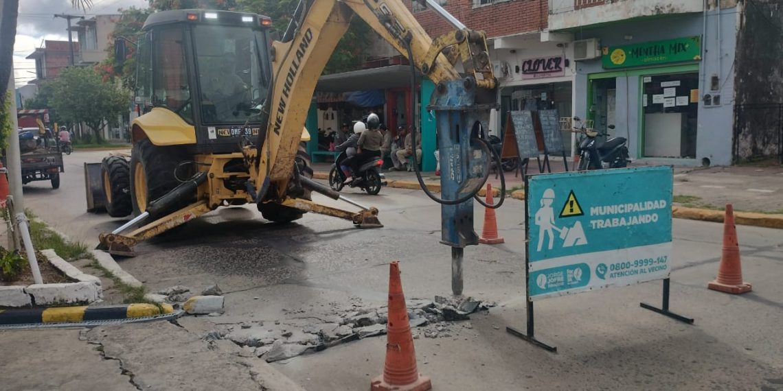 Avanza el plan de bacheo para reparar pavimento en distintos barrios capitalinos