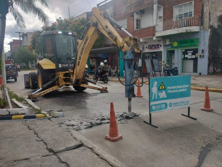 Avanza el plan de bacheo para reparar pavimento en distintos barrios capitalinos