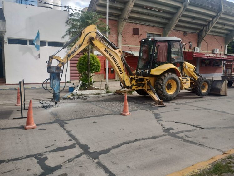 Avanza el plan de bacheo para reparar pavimento en distintos barrios capitalinos