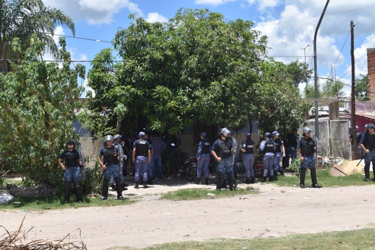 Policías detuvieron a un inadaptado y una turba los atacó intentando liberar al detenido