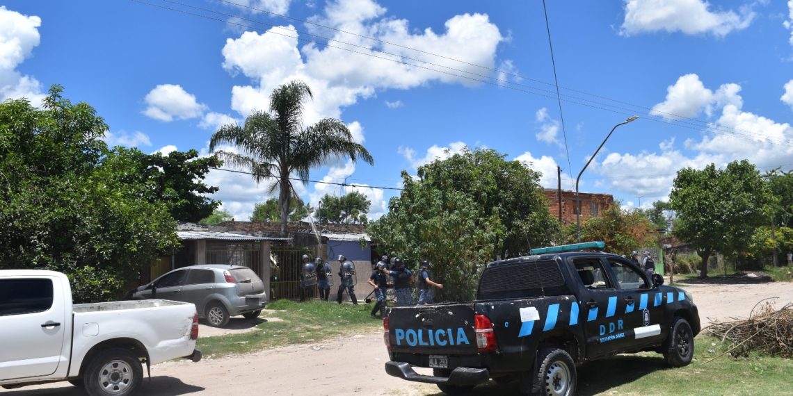 Policías detuvieron a un inadaptado y una turba los atacó intentando liberar al detenido