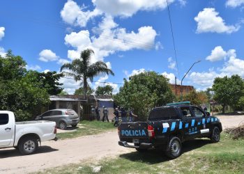 Policías detuvieron a un inadaptado y una turba los atacó intentando liberar al detenido