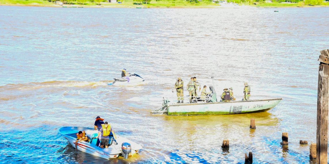 Buscan a un niño en aguas del río Paraguay en el sector del Paseo del Río