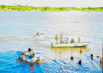 Buscan a un niño en aguas del río Paraguay en el sector del Paseo del Río