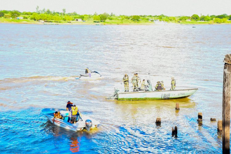Buscan a un niño en aguas del río Paraguay en el sector del Paseo del Río