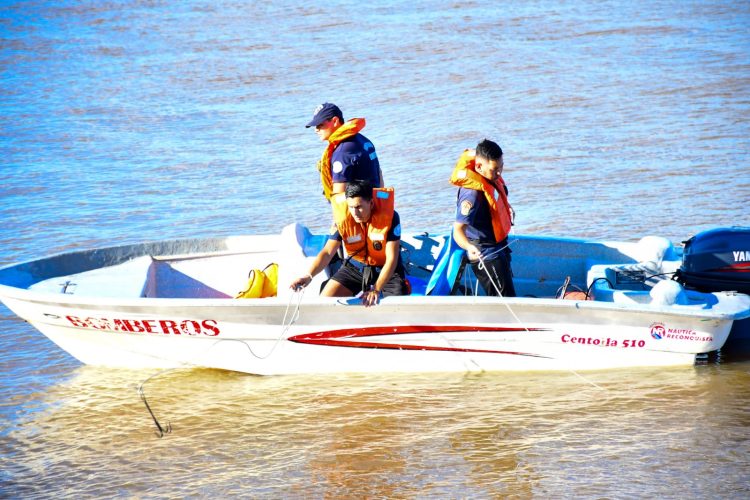 Buscan a un niño en aguas del río Paraguay en el sector del Paseo del Río