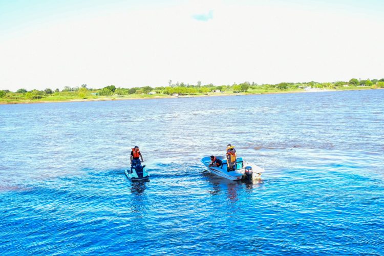 Buscan a un niño en aguas del río Paraguay en el sector del Paseo del Río