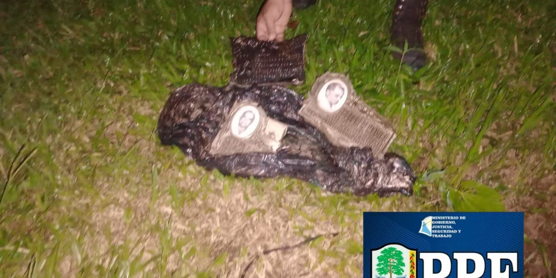 Detuvieron a dos hombres que hurtaron 24 placas de bronce de dos cementerios