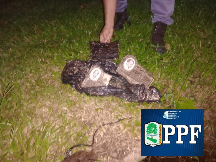 Detuvieron a dos hombres que hurtaron 24 placas de bronce de dos cementerios