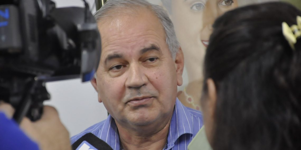 El ministro Gómez pidió a la población permitir el ingreso de las brigadas para fumigar los hogares