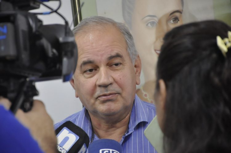 El ministro Gómez pidió a la población permitir el ingreso de las brigadas para fumigar los hogares