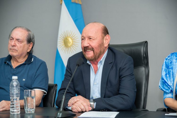 Insfrán anunció aumento del 25% en los haberes y asignaciones familiares del sector público provincial