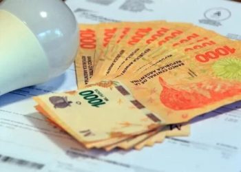 Tarifas luz y gas: quitarían subsidios a quienes compraron dólares, tienen prepaga o viajaron al exterior