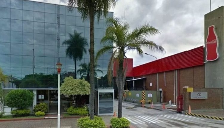 Coca Cola Formosa deberá indemnizar a una familia que consumió la gaseosa «que tenía tres clavos dentro de una botella»