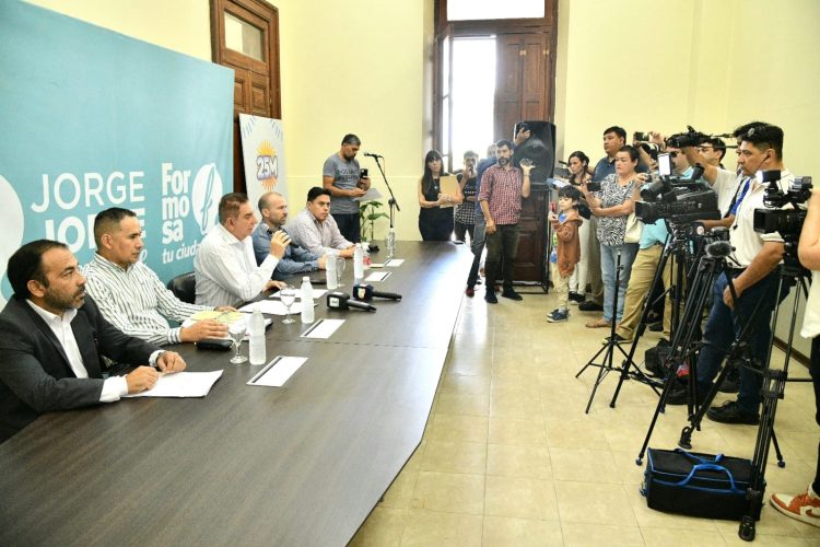 Colectivos: El intendente se comprometió a buscar una solución y reclamó a la empresa que abone sueldos