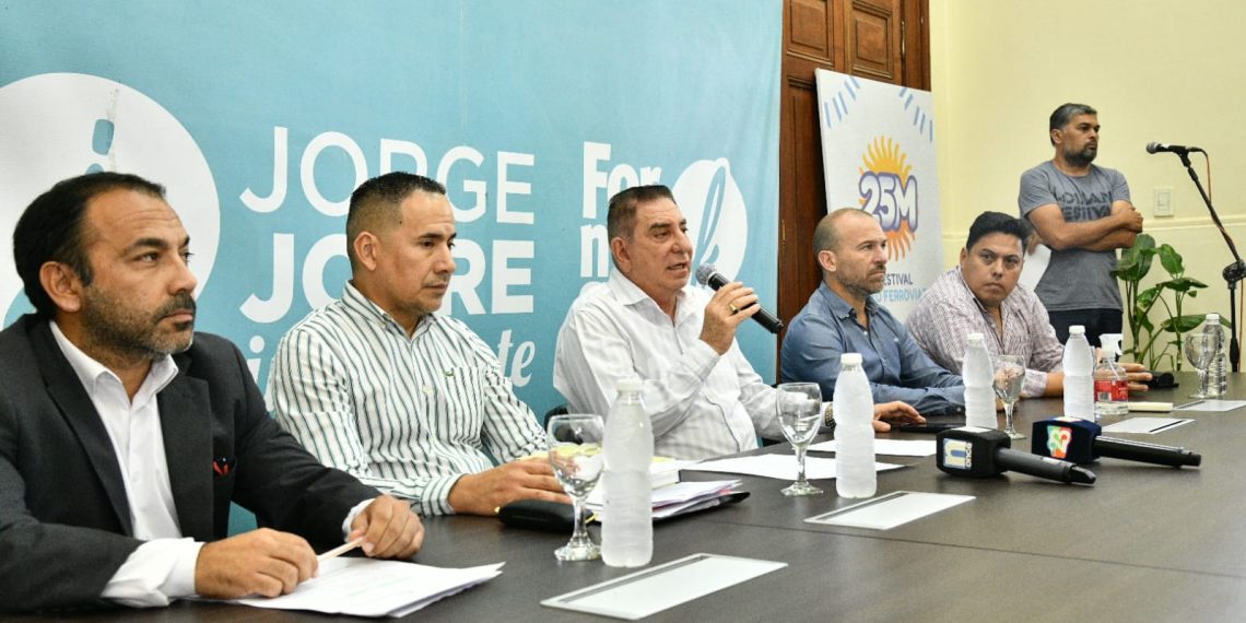 Colectivos: El intendente se comprometió a buscar una solución y reclamó a la empresa que abone sueldos