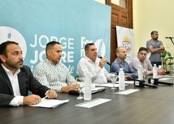 Colectivos: El intendente se comprometió a buscar una solución y reclamó a la empresa que abone sueldos