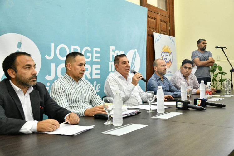Colectivos: El intendente se comprometió a buscar una solución y reclamó a la empresa que abone sueldos