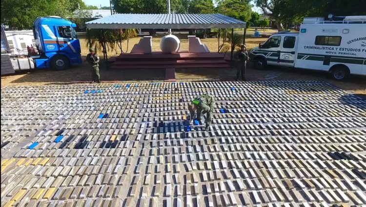 Clorinda: Gendarmería incautó más de dos toneladas de marihuana que transportaba un camión paraguayo