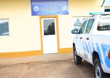 Un hombre pelea por su vida en el hospital luego de ser apuñalado por su mujer