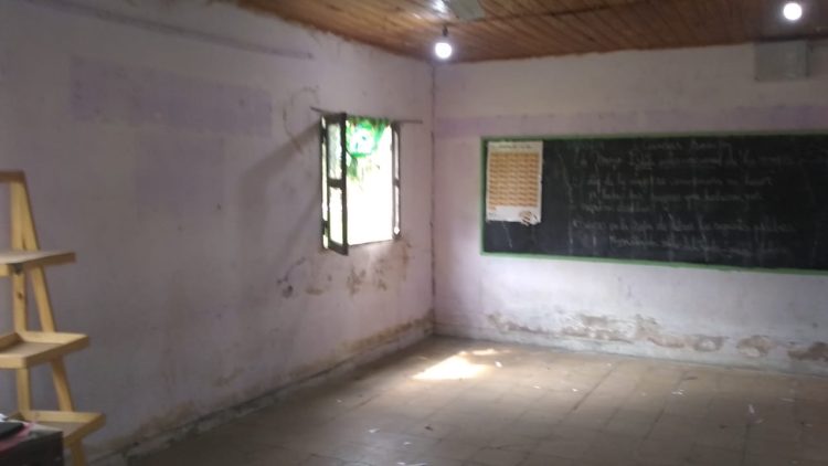 Padres acondicionan un colegio para iniciar el ciclo lectivo