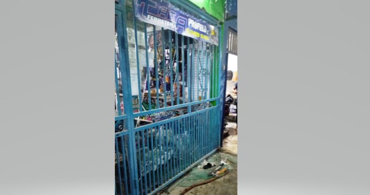 Fue a abrir su negocio y encontró un ladrón adentro: peleó con él, lo redujo y lo entregó a la Policía