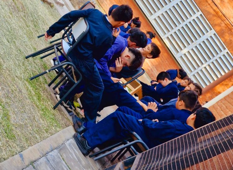 Dan clases en el patio por el calor y los cortes de luz