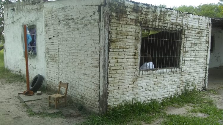 Padres acondicionan un colegio para iniciar el ciclo lectivo