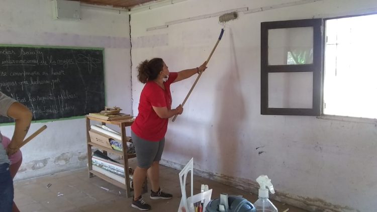 Padres acondicionan un colegio para iniciar el ciclo lectivo