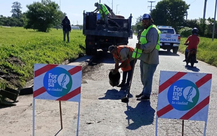 Intensifican obras de bacheo con asfalto en frío para reparar calles de la ciudad