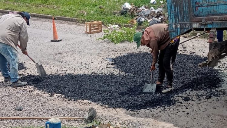 Intensifican obras de bacheo con asfalto en frío para reparar calles de la ciudad