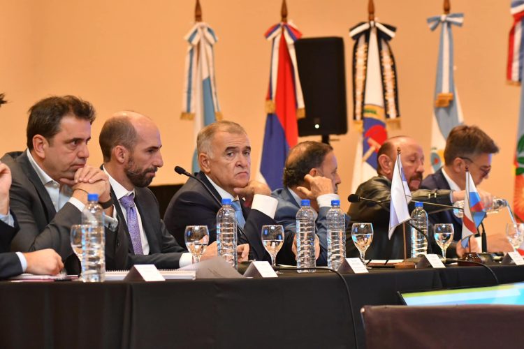 Insfrán asistió a reunión «multipartidaria» de gobernadores del Norte Grande con funcionarios de Milei