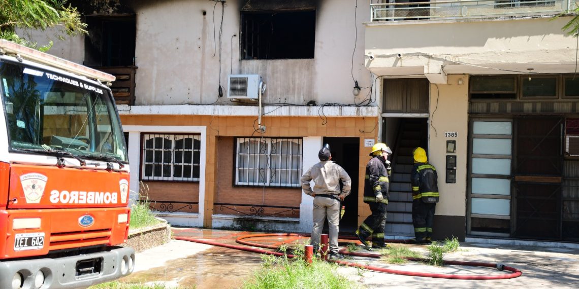 Incendio destruyó una casa de barrio Don Bosco: las llamas pusieron en riesgo otros inmuebles