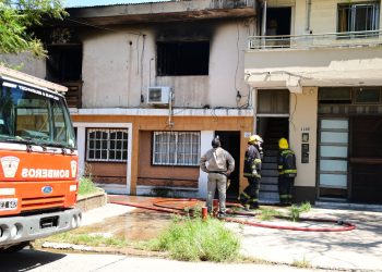 Incendio destruyó una casa de barrio Don Bosco: las llamas pusieron en riesgo otros inmuebles