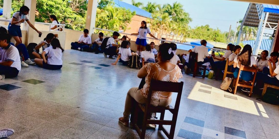 Dan clases en el patio por el calor y los cortes de luz