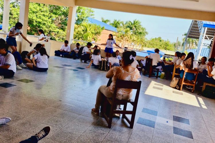 Dan clases en el patio por el calor y los cortes de luz