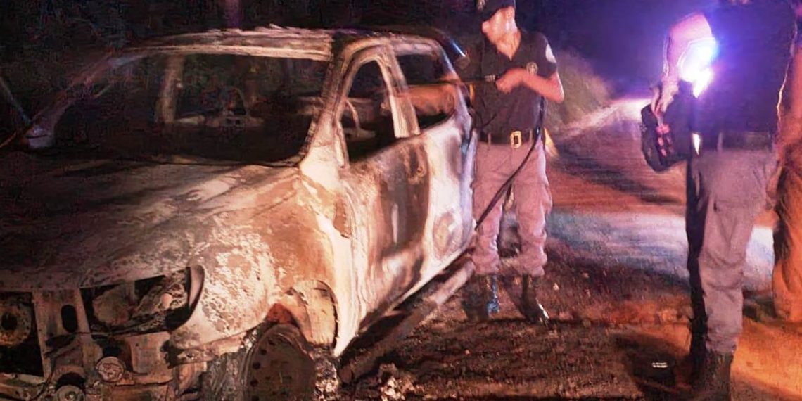 Una camioneta sufrió destrucción total al incendiarse, pero el conductor de 70 años logró escapar del fuego