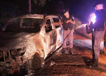 Una camioneta sufrió destrucción total al incendiarse, pero el conductor de 70 años logró escapar del fuego