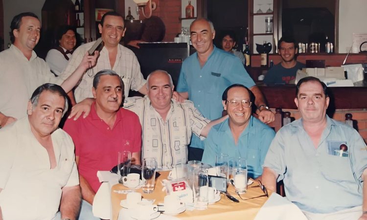 La historia del perro que le dió nombre a Cascote, el tradicional café clásico que cierra sus puertas