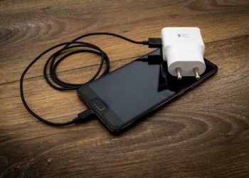 Quedó electrocutado al intentar desenchufar el cargador de un teléfono celular